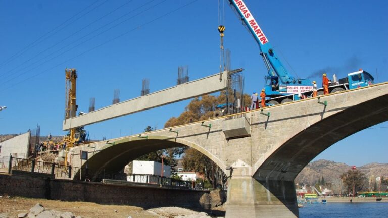 Así era el puente Uruguay: el archivo fotográfico de vigas, grúas y primeros autos