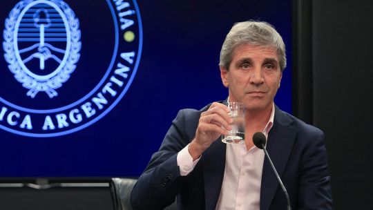 El silencio del FMI, el retorno del cepo o la libertad total del dólar sobrevuelan el plan de Luis Caputo