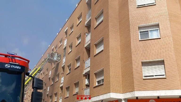 Atendidas 30 personas por el incendio de un local comercial en Tarragona