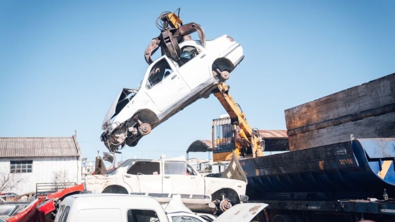De autos abandonados a acero reciclado: 330 vehículos prensados en Córdoba