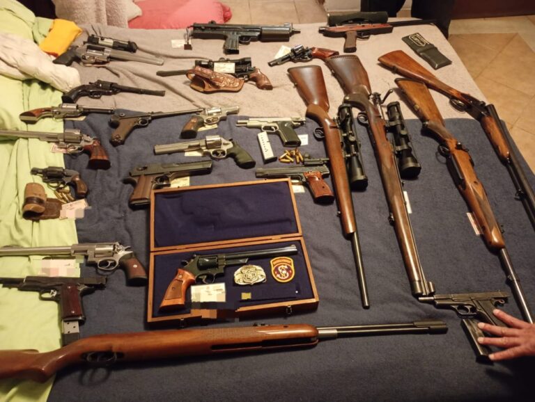 Megaoperativo en Córdoba: secuestran un arsenal, cubiertas robadas y descubren un invernadero de marihuana subterráneo