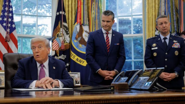 Trump advirtió que aviones venezolanos serán derribados si amenazan a fuerzas de EE.UU.