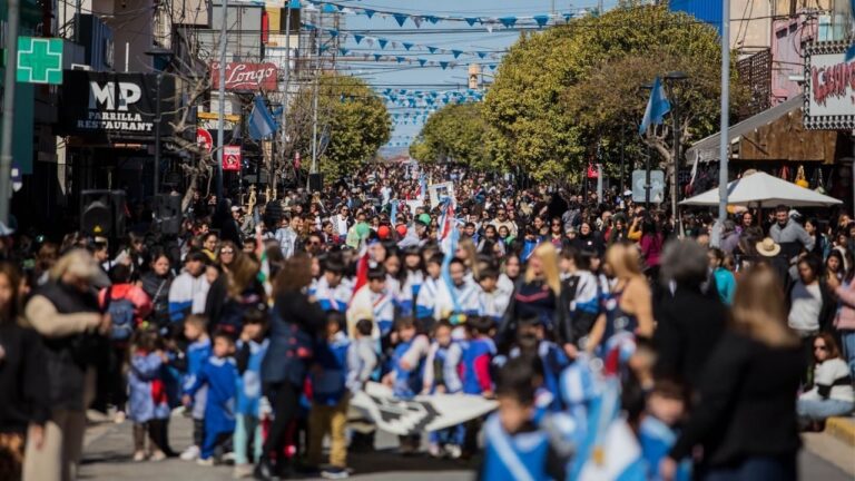 Cosquín celebra su 86 aniversario con un gran desfile y shows en la plaza