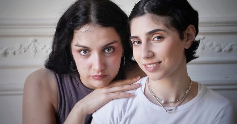 Miranda de la Serna y Zoe Hochbaum, las amigas que actuaron con Lali Espósito en un thriller sobre drogas