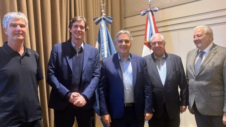 Llaryora se reunió con referentes de la producción textil de la Argentina