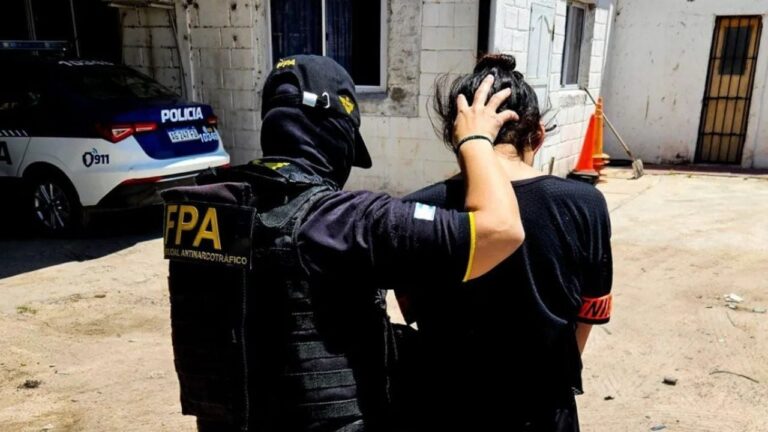 Cayó una mujer que vendía drogas junto a su pareja, ocurrió en Tanti