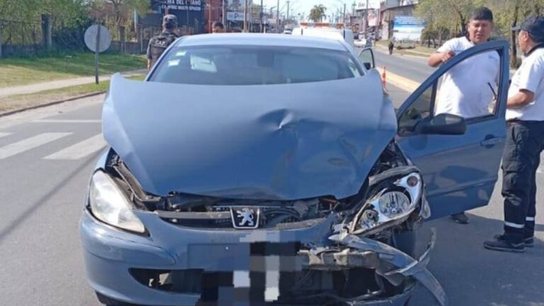 Violento impacto en Cárcano: una conductora embistió a un auto en un semáforo