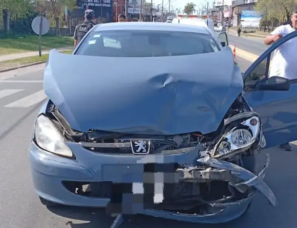 Una joven resultó herida tras un fuerte choque en avenida Cárcano