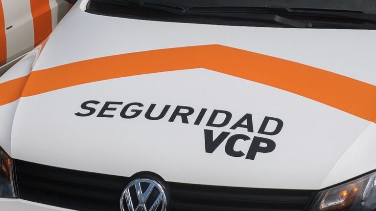 Emocionante: un inspector municipal salvó a un perrito atragantado con comida