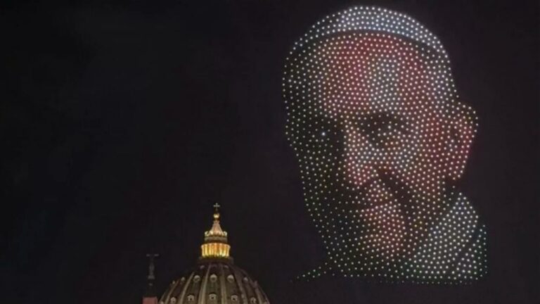 Homenaje al Papa Francisco: miles de drones proyectaron su rostro en el cielo
