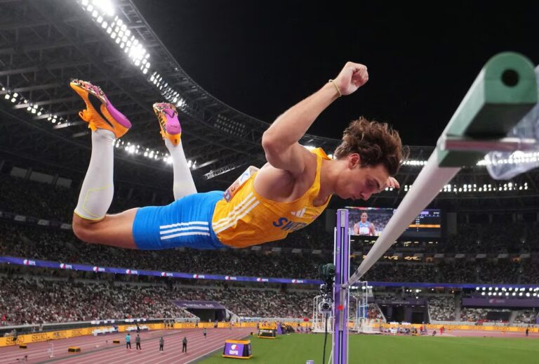 Duplantis desafió la física: récord mundial y tricampeonato en Tokio