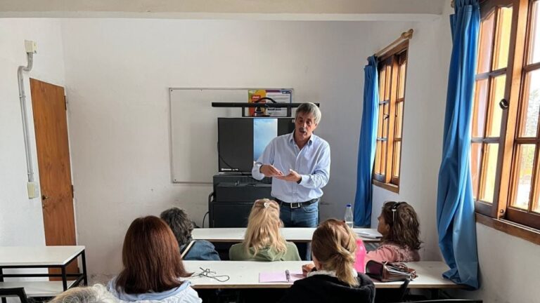 Vecinos de Valle Hermoso aprendieron a manejar sus teléfonos