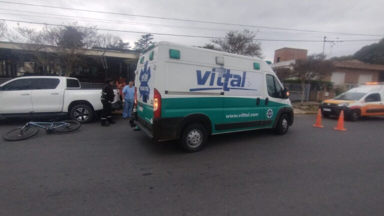 Carlos Paz: una ciclista resultó herida tras chocar contra un auto estacionado