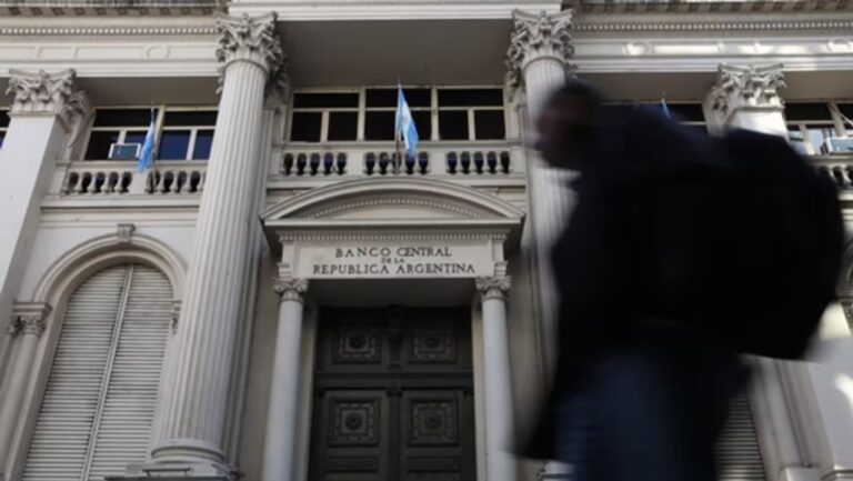 El Banco Central vendió 379 millones de dólares para contener la escalada del dólar