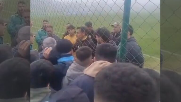 Tensión en Aldosivi: hinchas apretaron a Farré y al plantel en plena práctica