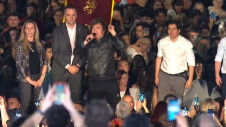 Milei cerró su visita a Córdoba con un multitudinario acto en el Parque Sarmiento