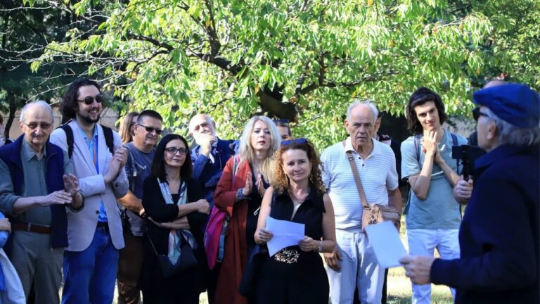 Poetas internacionales plantaron cerezos en el Bosque de Poesía de Rumania