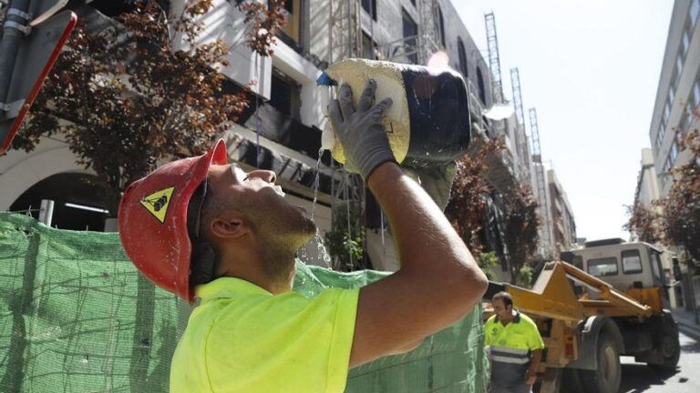 El sector de la construcción recupera la jornada ordinaria aunque las temperaturas son «igual de altas» que en verano