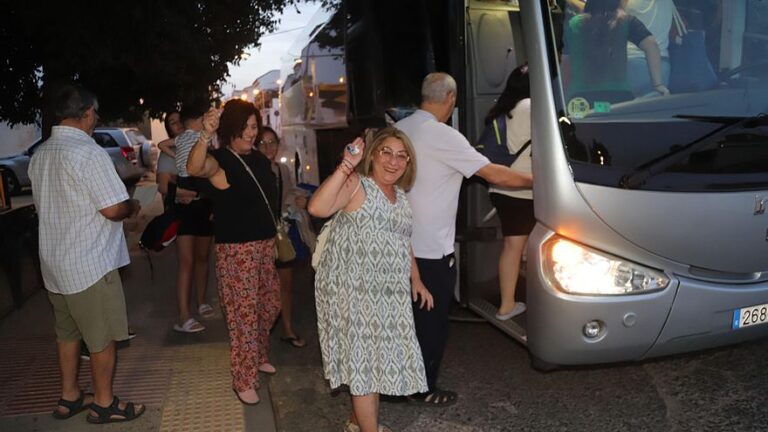 Los viajes en autobús a la playa triunfan entre los cordobeses y resisten la inflación