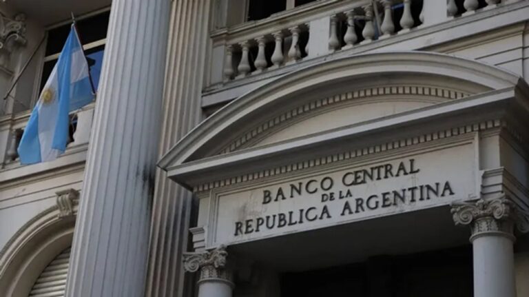 El Banco Central bajó la tasa de interés tras el anuncio del «salvataje» de Donald Trump