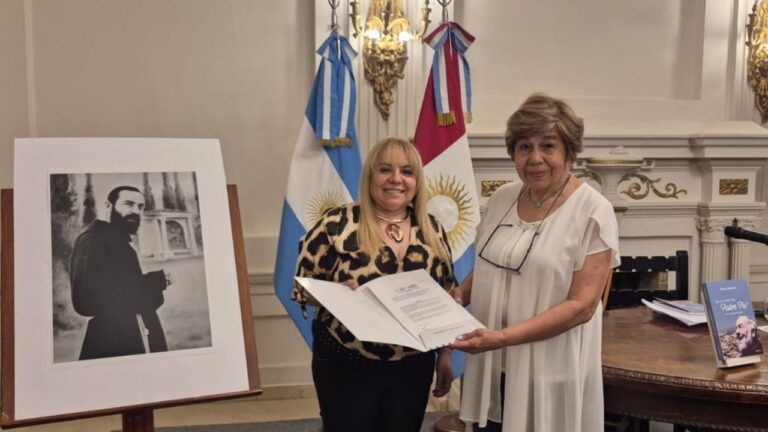 Presentaron en Córdoba el libro De la mano del Padre Pío de Marta Sánchez
