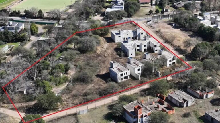 Subastan un terreno en Córdoba: casas a medio terminar con base de $700 millones
