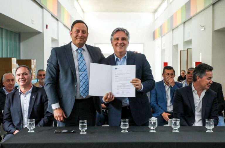 Martín Llaryora inauguró una nueva escuela Proa orientada al software