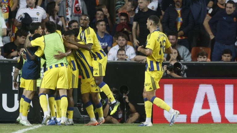 Aarón y Rondón sacan al Oviedo del descenso con una remontada en Mestalla