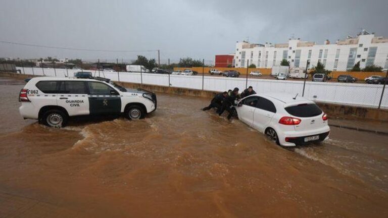 Cómo actuar si te sorprende una riada mientras estás en el coche
