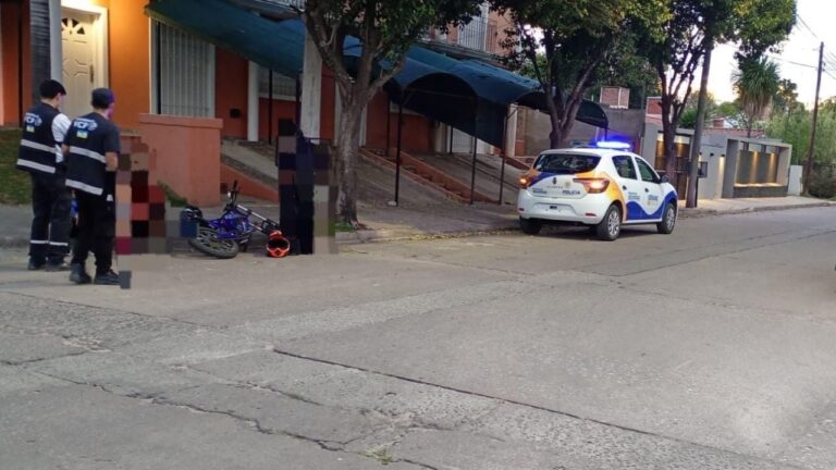 Carlos Paz: Un adolescente iba en una moto y chocó contra un vehículo