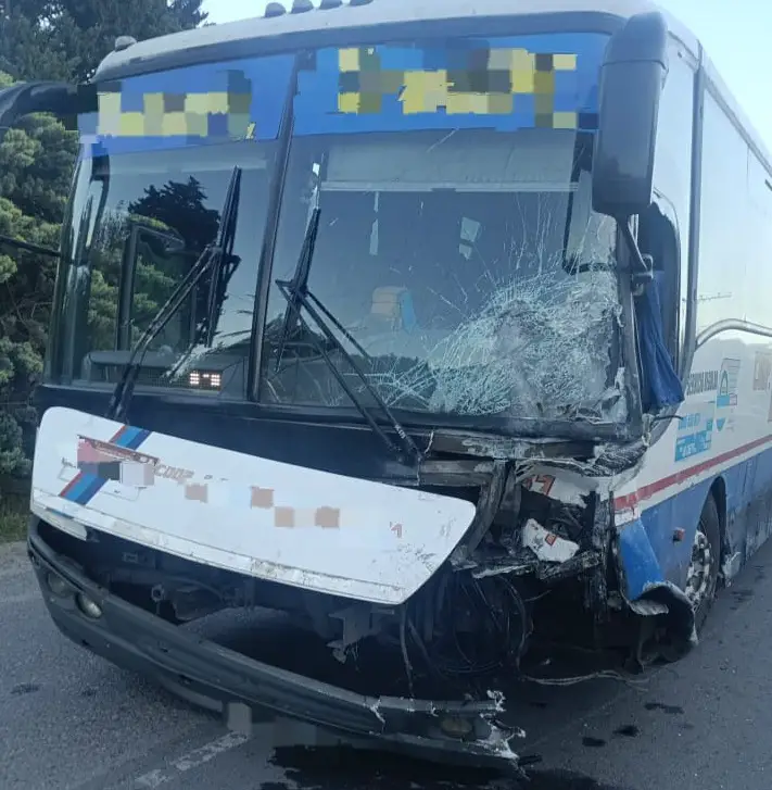 Un muerto en un choque entre un colectivo y un auto entre San Roque y Bialet Massé