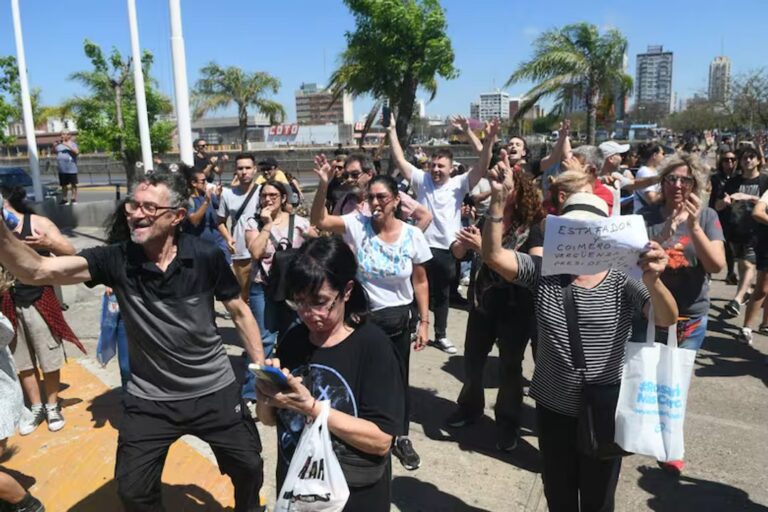 El presidente Javier Milei debió suspender por incidentes un acto en Santa Fe