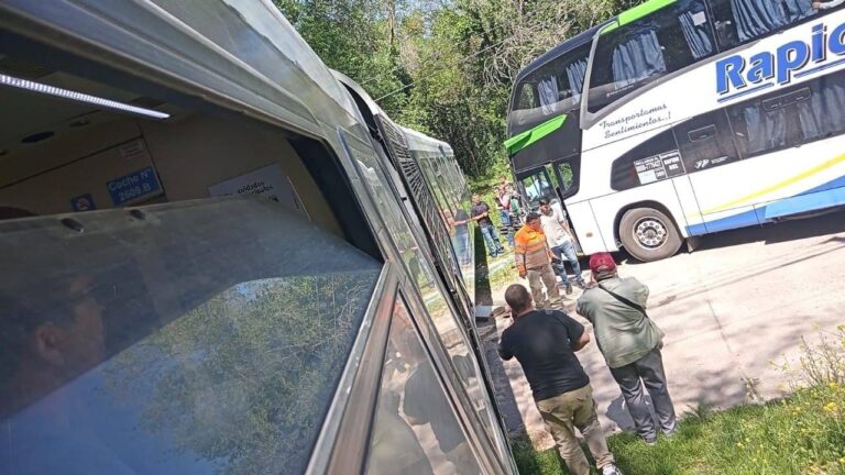El Tren de las Sierras impactó contra un colectivo turístico en Villa Giardino
