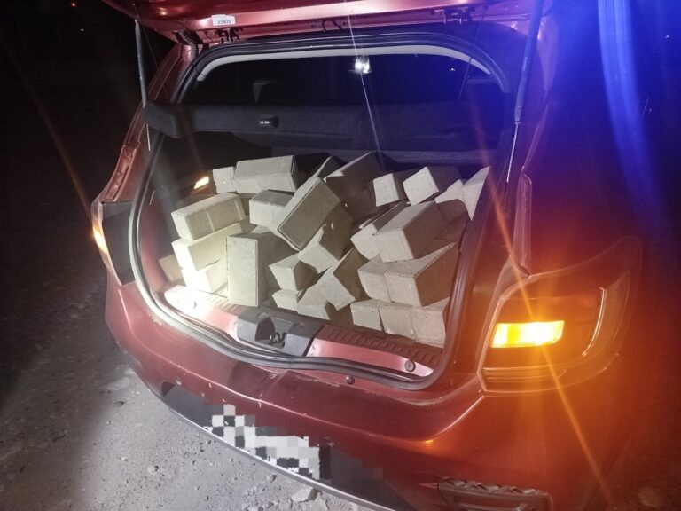 Icho Cruz: Atraparon a una pareja que cargó adoquines en el baúl del auto