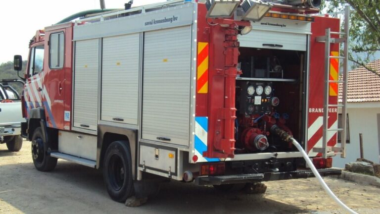 Icho Cruz: Bomberos controlaron un incendio en una cabaña de madera