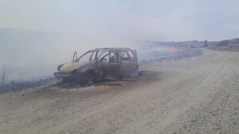 Fuego sin control, varios vehículos incendiados en la Quebrada del Condorito