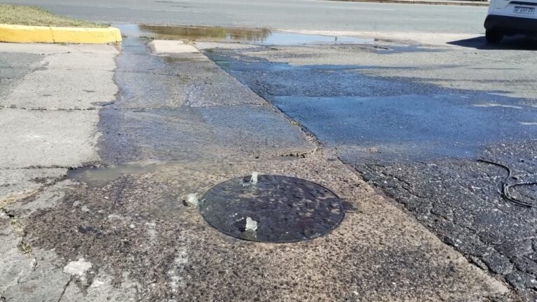 Carlos Paz: líquidos cloacales brotan en la avenida y vecinos denuncian olor
