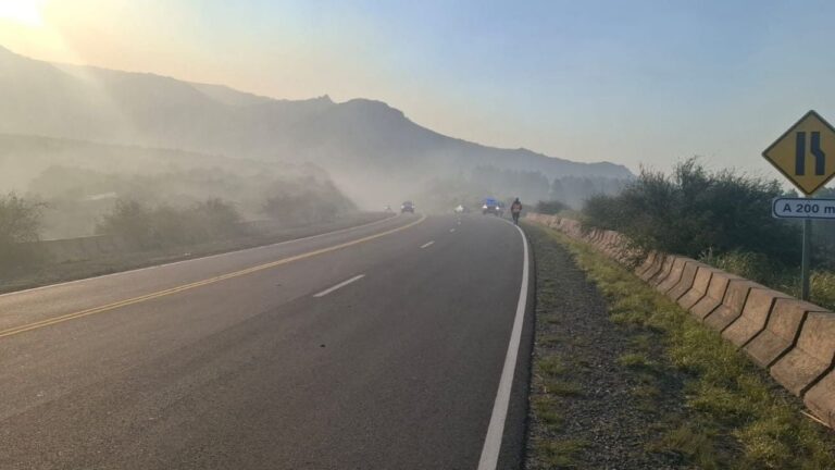 Así está el Camino de las Altas Cumbres: cortado, con humo y fuego en la ruta