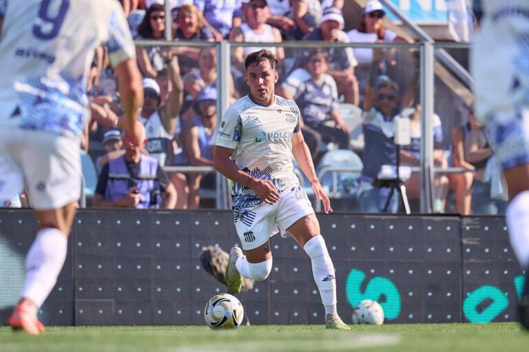 Schott, héroe en La Plata: Talleres ganó un partido clave sobre el final