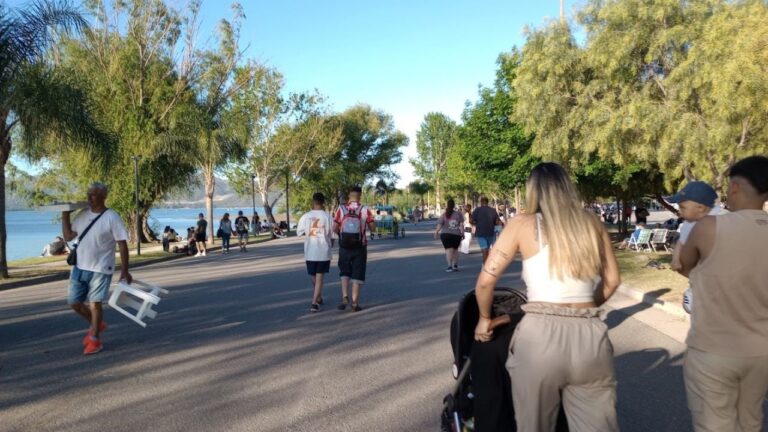 La costanera, hoteles y bares colmados durante el fin de semana largo en Carlos Paz