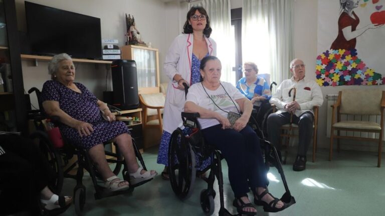 Salud comienza a vacunar este martes frente a la gripe y la covid a los mayores de 80 años y a las personas con gran dependencia