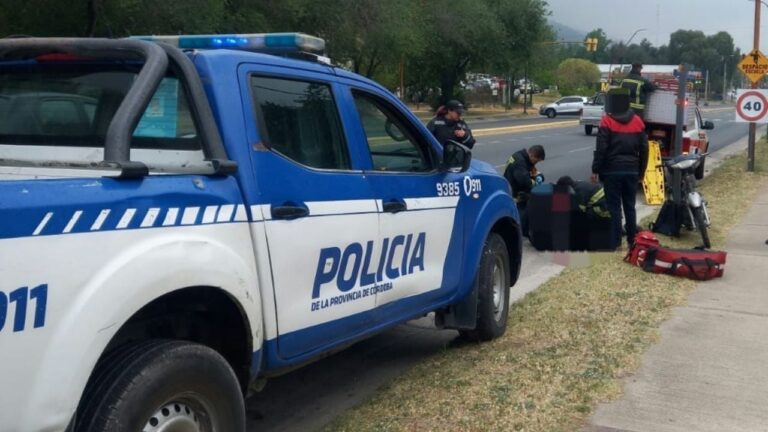 Iban en moto, perdieron el control y se accidentaron en la Avenida Cárcano