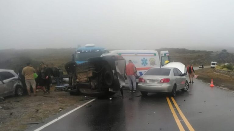 Triple choque en Altas Cumbres bajo neblina y asfalto mojado: una mujer herida