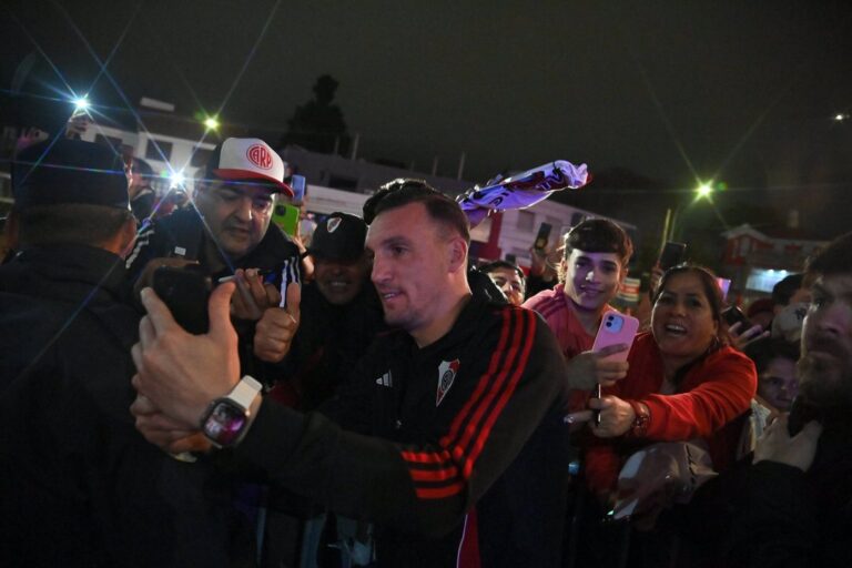 Furor monumental en Córdoba: River, recibido por una multitud en medio de la crisis