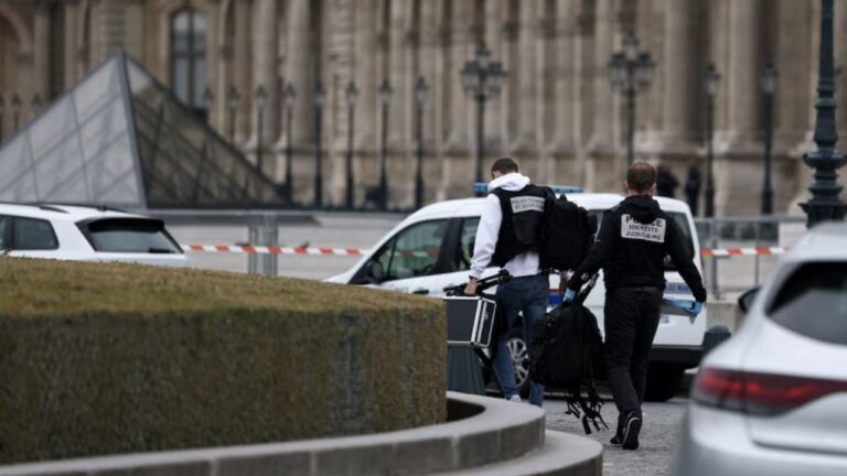 De película: robaron joyas del Museo del Louvre en solo 7 minutos