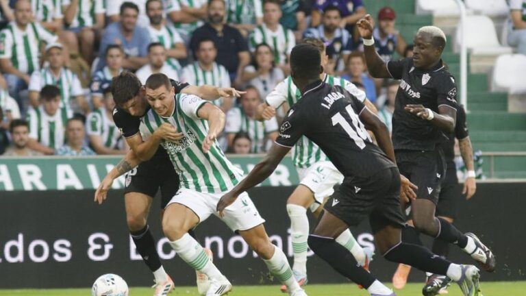El Córdoba CF deja con vida al Almería en un vibrante derbi andaluz
