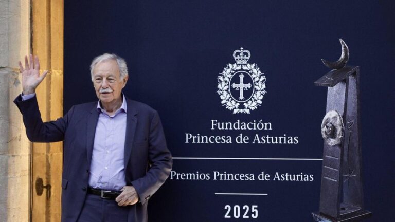 Eduardo Mendoza, «Princesa de Asturias» de las Letras, ya está en Oviedo: «Espero sobrevivir a los Premios, que ya es mucho»