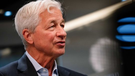 El CEO del JP Morgan visitará Argentina mientras Milei busca evitar una crisis del peso