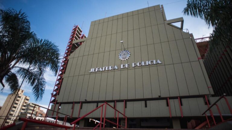 Qué pasará con el policía que filmaba sus compañeras en el baño?