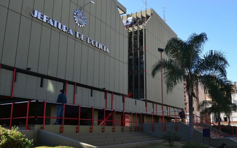 Córdoba: denunciaron a un policía por filmar a sus compañeras en el baño